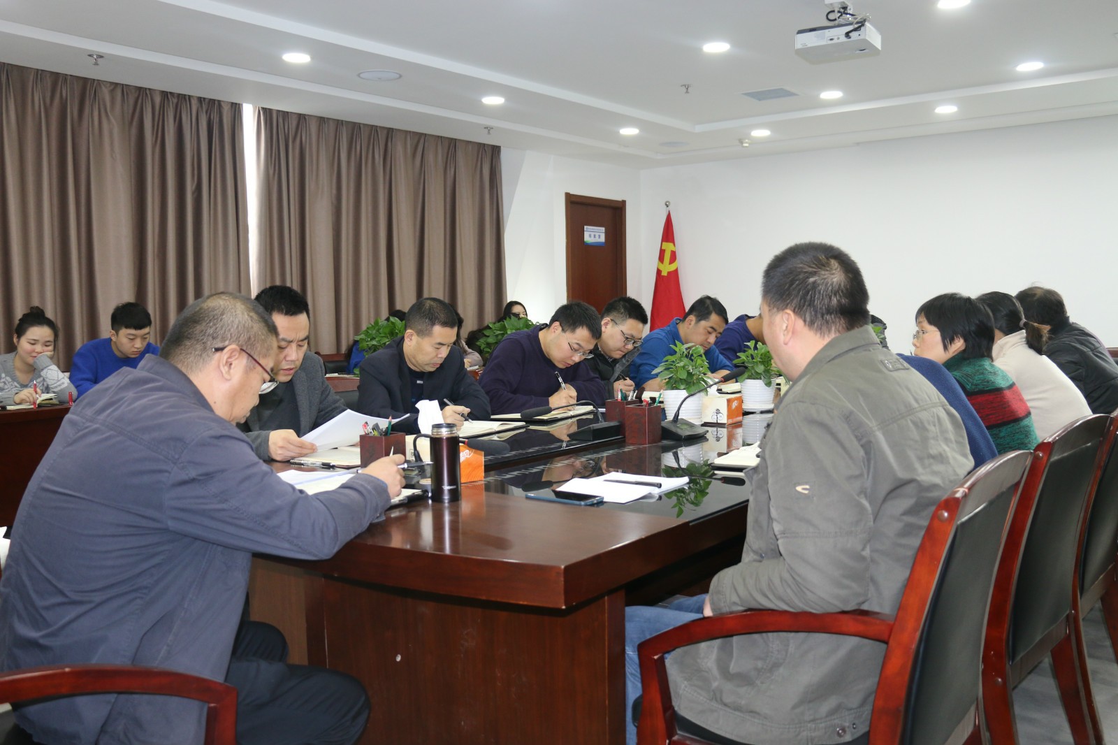 水环境公司召开全体干部职工大会 传达学习集团公司党委(扩大)会议精神 水环境公司召开全体干部职工大会 传达学习集团公司党委(扩大)会议精神