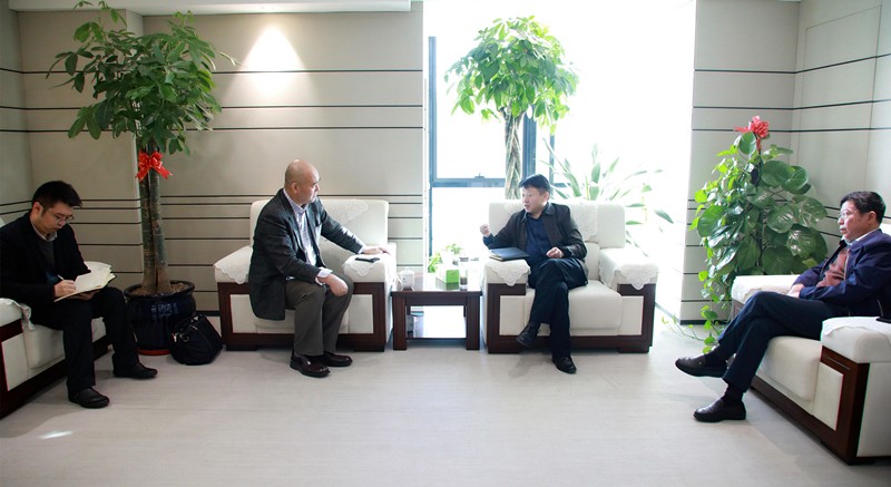 熊良虎会见华彩咨询公司董事长、总裁白万纲 熊良虎会见华彩咨询公司董事长、总裁白万纲