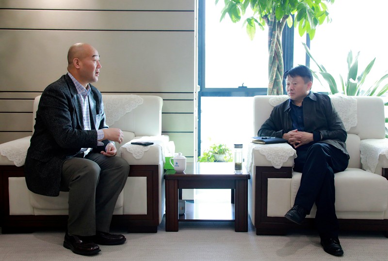 熊良虎会见华彩咨询公司董事长、总裁白万纲 熊良虎会见华彩咨询公司董事长、总裁白万纲