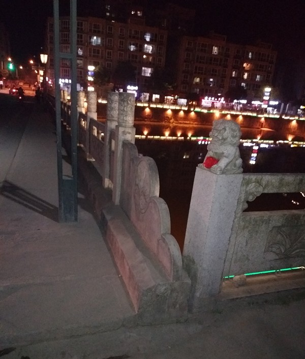 老人翻出大桥护栏欲轻生!危急时刻水环境公司职工一把拽住 老人翻出大桥护栏欲轻生!危急时刻水环境公司职工一把拽住