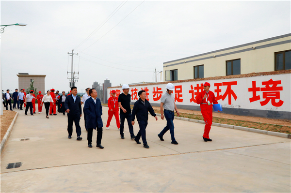 陕西必赢网络游戏平台集团复工复产促增长项目观摩会议与会人员走进绿色能源公司油气公司水环境公司陕北片区项目 陕西必赢网络游戏平台集团复工复产促增长项目观摩会议与会人员走进绿色能源公司油气公司水环境公司陕北片区项目