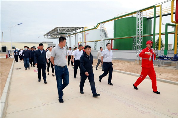 陕西必赢网络游戏平台集团复工复产促增长项目观摩会议与会人员走进绿色能源公司油气公司水环境公司陕北片区项目 陕西必赢网络游戏平台集团复工复产促增长项目观摩会议与会人员走进绿色能源公司油气公司水环境公司陕北片区项目