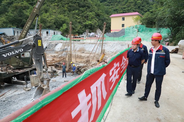 熊良虎到鼎丰矿业公司检查指导工作 熊良虎到鼎丰矿业公司检查指导工作