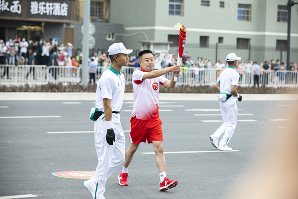 骄傲!陕西必赢网络游戏平台集团职工王玮参与十四运会火炬传递! 骄傲!陕西必赢网络游戏平台集团职工王玮参与十四运会火炬传递!