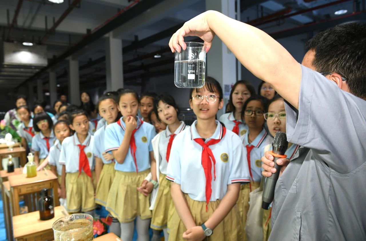 西安发布|小学生走进陕西必赢网络游戏平台集团白鹿原水生态中心开启污水“再生”探秘之旅 西安发布|小学生走进陕西必赢网络游戏平台集团白鹿原水生态中心开启污水“再生”探秘之旅