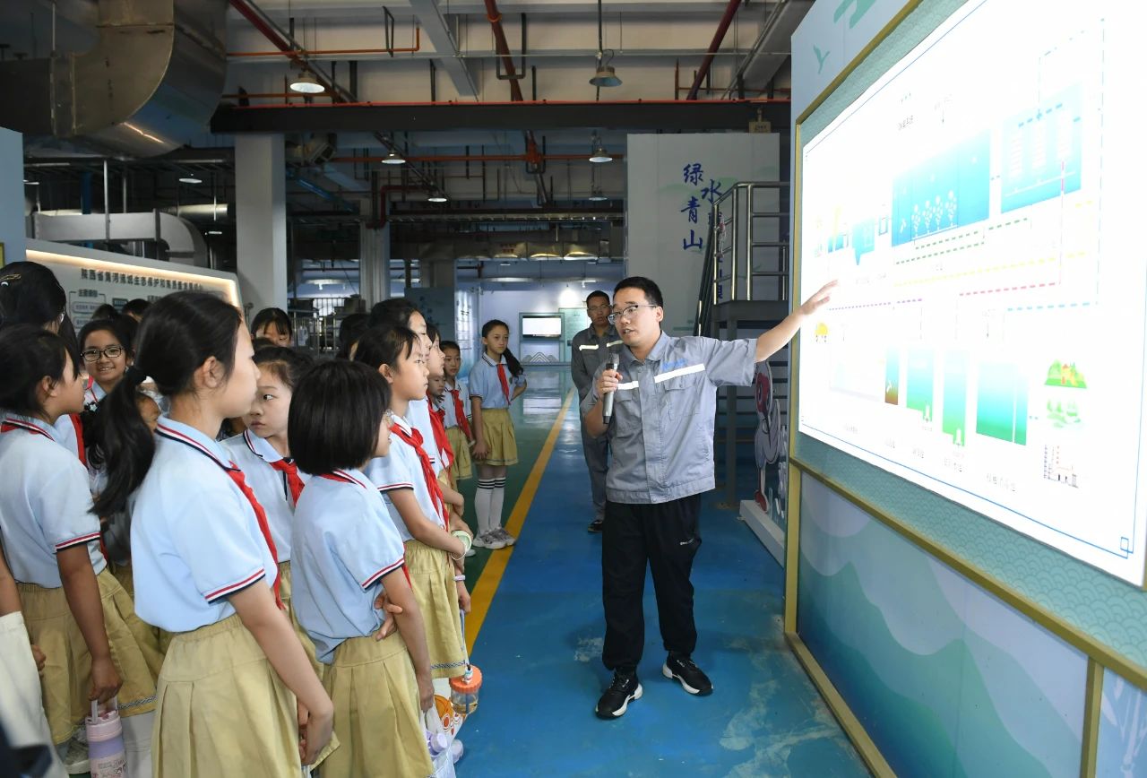 西安发布|小学生走进陕西必赢网络游戏平台集团白鹿原水生态中心开启污水“再生”探秘之旅 西安发布|小学生走进陕西必赢网络游戏平台集团白鹿原水生态中心开启污水“再生”探秘之旅