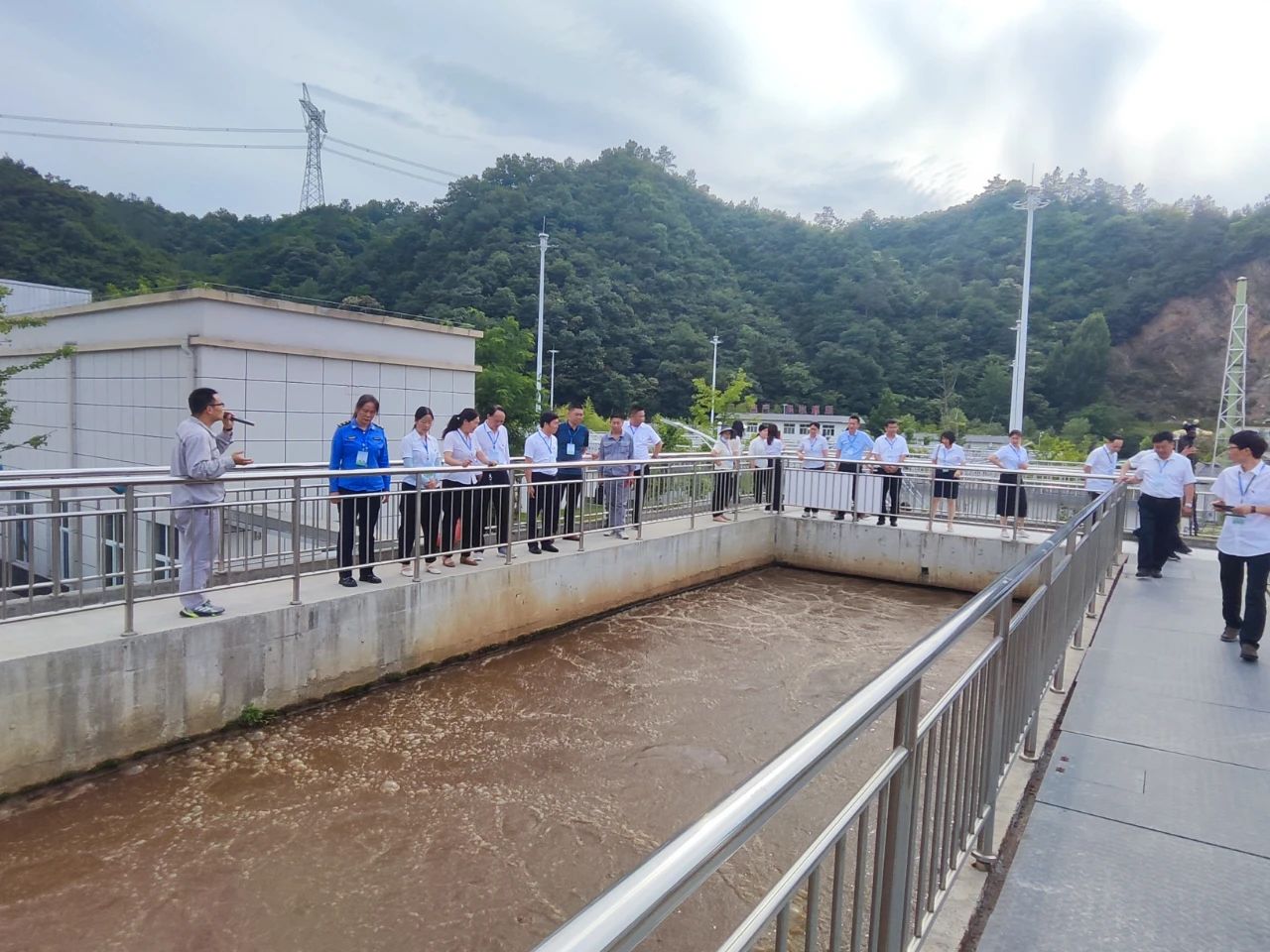 水环境商南公司联合商洛市生态环境局商南县分局开展必赢网络游戏平台设施向公众开放活动 水环境商南公司联合商洛市生态环境局商南县分局开展必赢网络游戏平台设施向公众开放活动