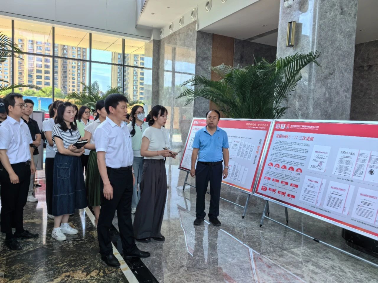 陕西必赢网络游戏平台集团组织参观“档案宣传进企业”展览 陕西必赢网络游戏平台集团组织参观“档案宣传进企业”展览