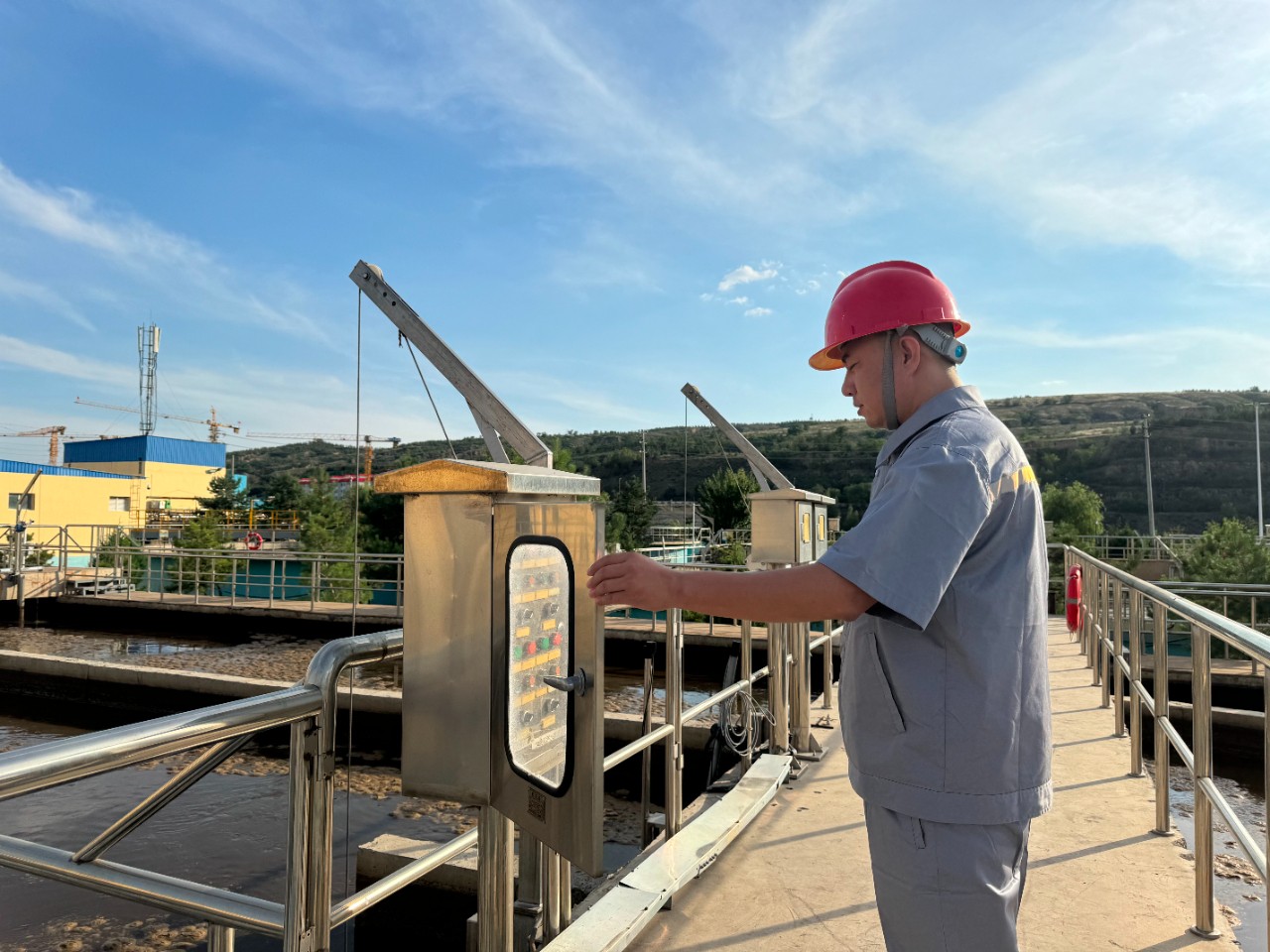 水环境公司职工贺虎荣获神木市人民政府颁发的“2023年度生态环境；すぷ飨冉鋈恕比儆称号