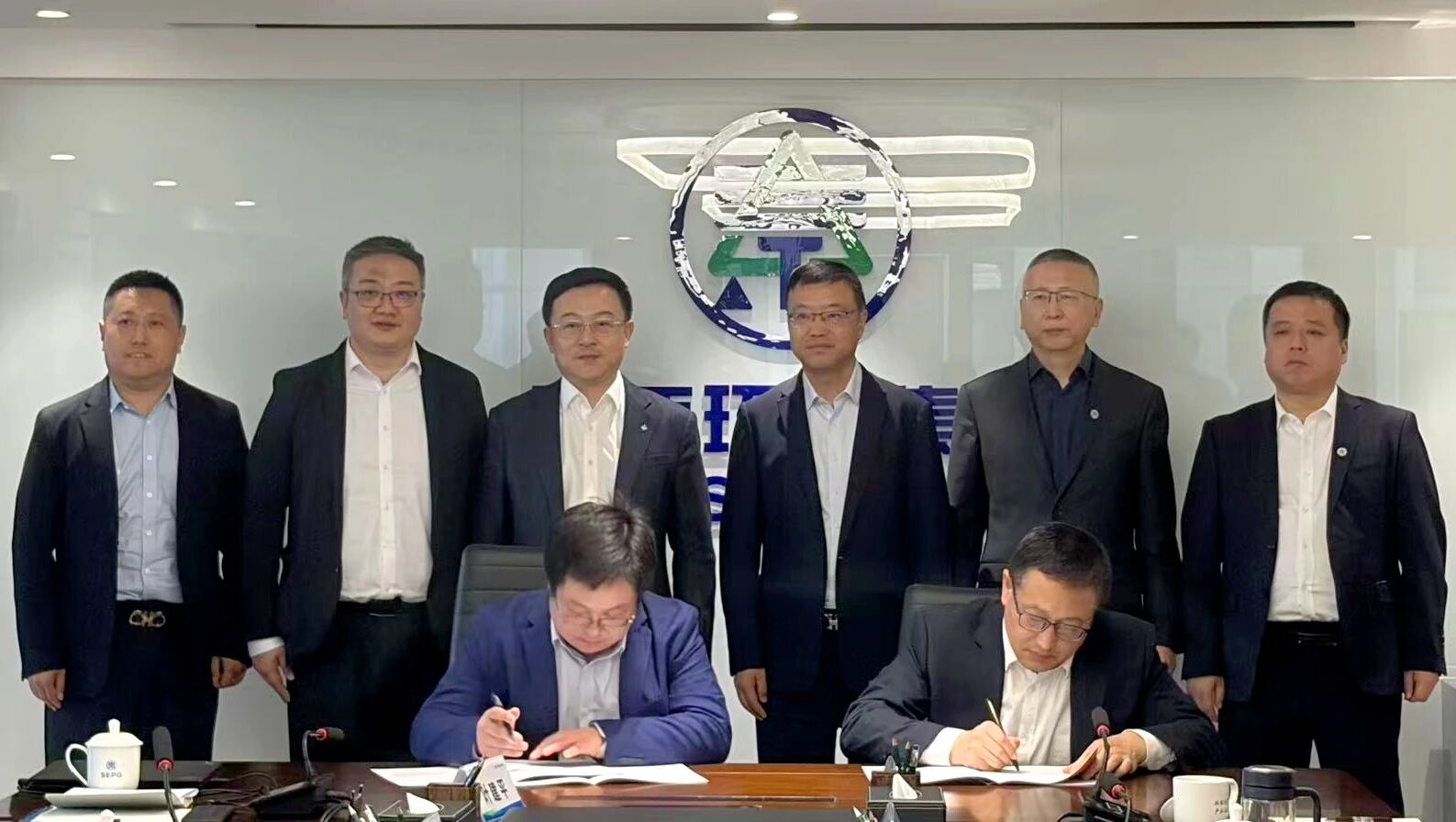 陕西必赢网络游戏平台集团与上海电气输配电集团座谈交流