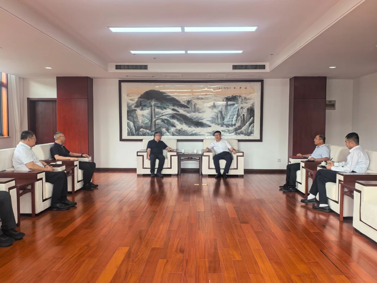 陕西必赢网络游戏平台集团与延长石油油田公司座谈交流
